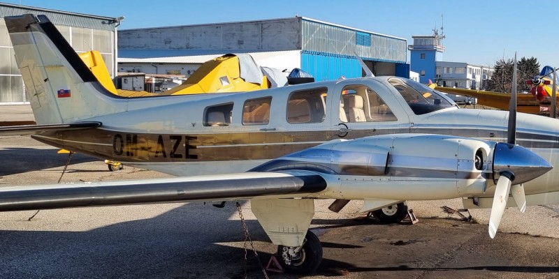 Beechcraft B58P Baron OM-AZE